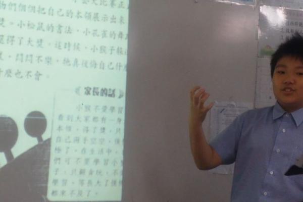 同學在講故事中表現投入