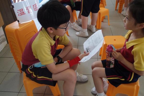 古詩大使留心聆聽同學朗讀