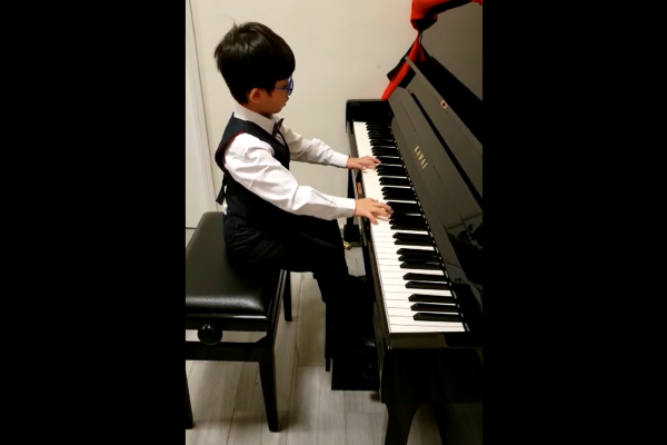 低年級參加者用鋼琴彈奏一曲