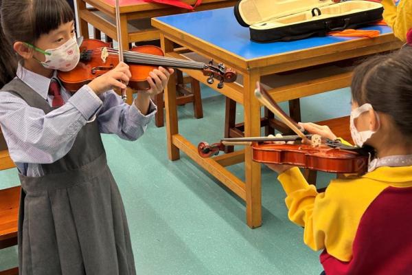 學員在課堂認真投入進行練習