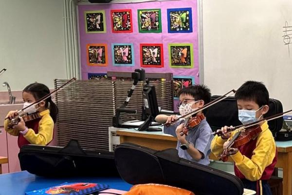 學員在課堂認真投入進行練習