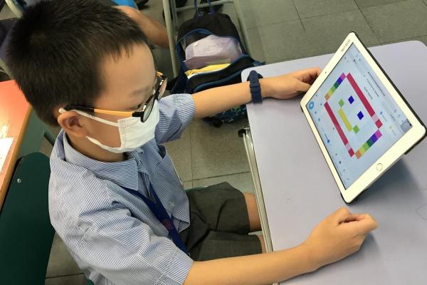 低年級同學利用平板電腦進行音樂創作