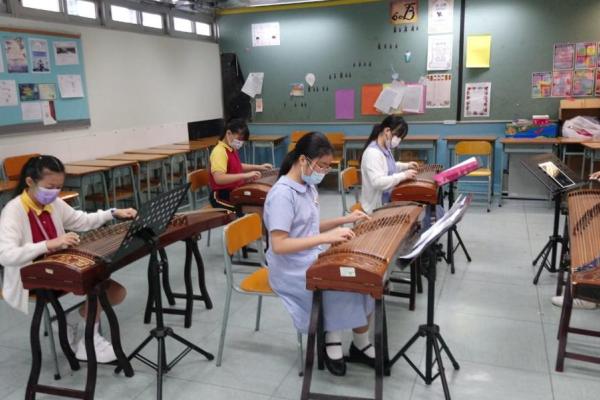 古箏班同學在暑期古箏興趣班的學習情況