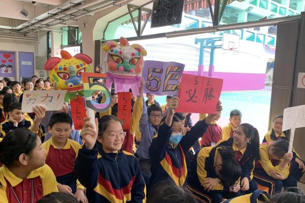 台下的同學興奮地為班代表打氣