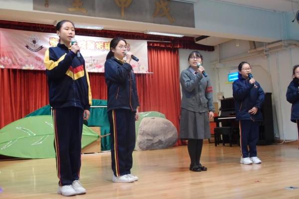 高年級參加者全程投入合唱表演