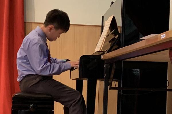 低年級參加者用鋼琴彈奏一曲