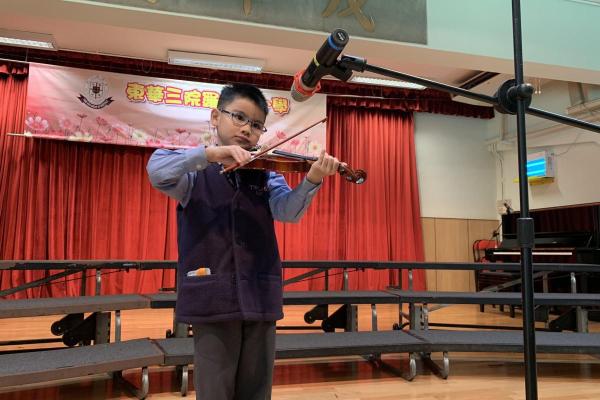 低年級參加者用小提琴拉奏一曲