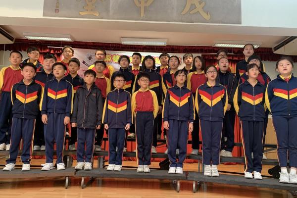 高年級參加者齊心地高歌一曲