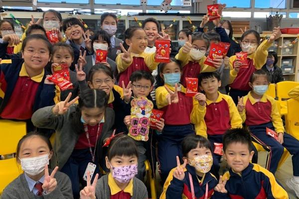 老師和團員互相慶賀農曆新年